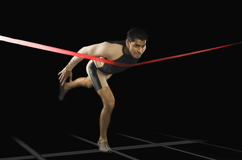 激动人心！运动员冲刺终点线，实现突破的简单介绍