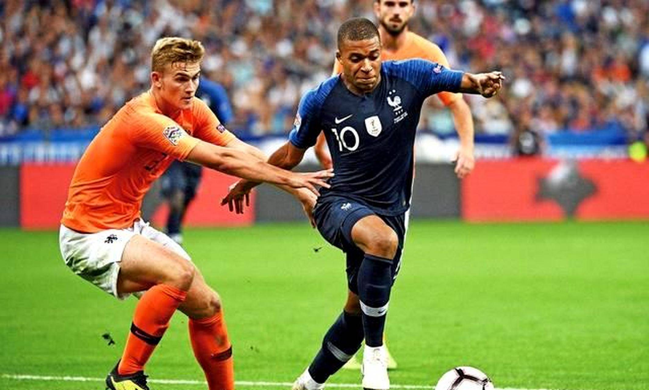 荷兰队对阵斯洛伐克队争夺胜利 荷兰队对阵斯洛伐克队争夺胜利