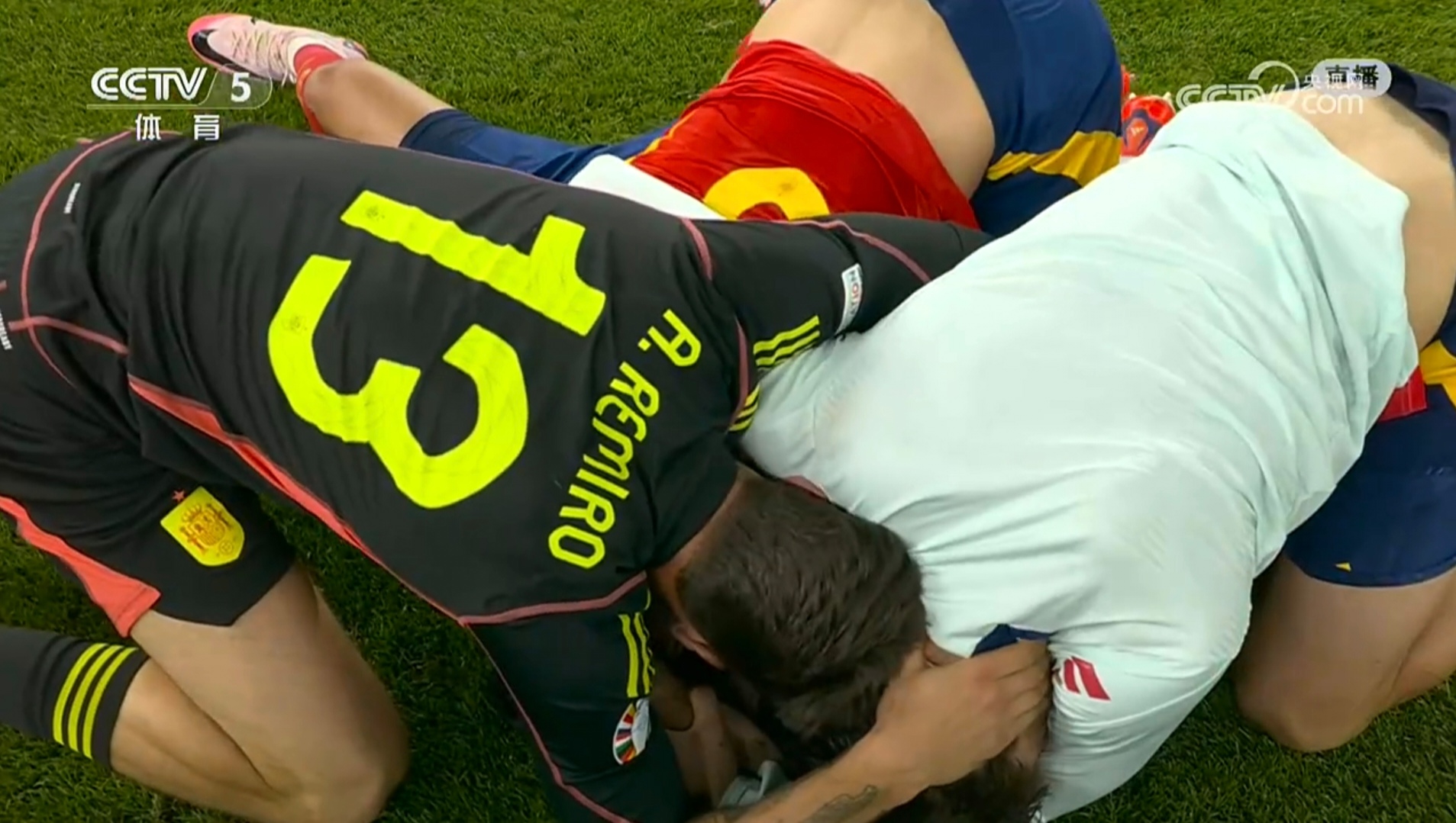 马拉加球员传球创造机会，助攻球队反击得手