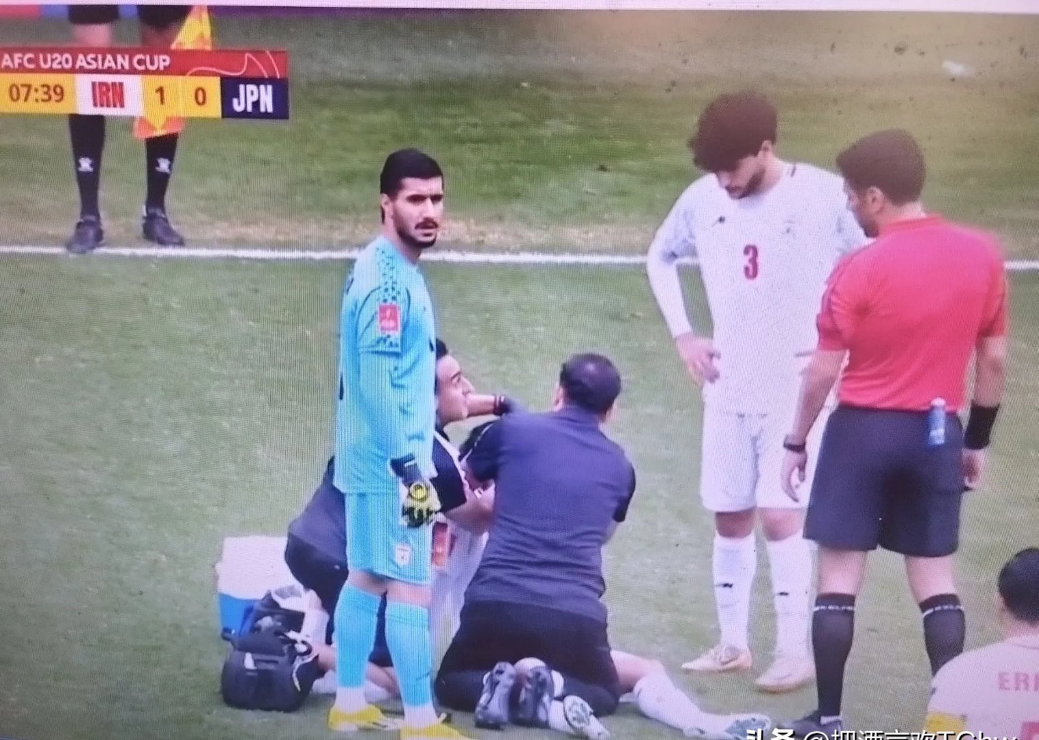 马拉加球员传球创造机会，助攻球队反击得手