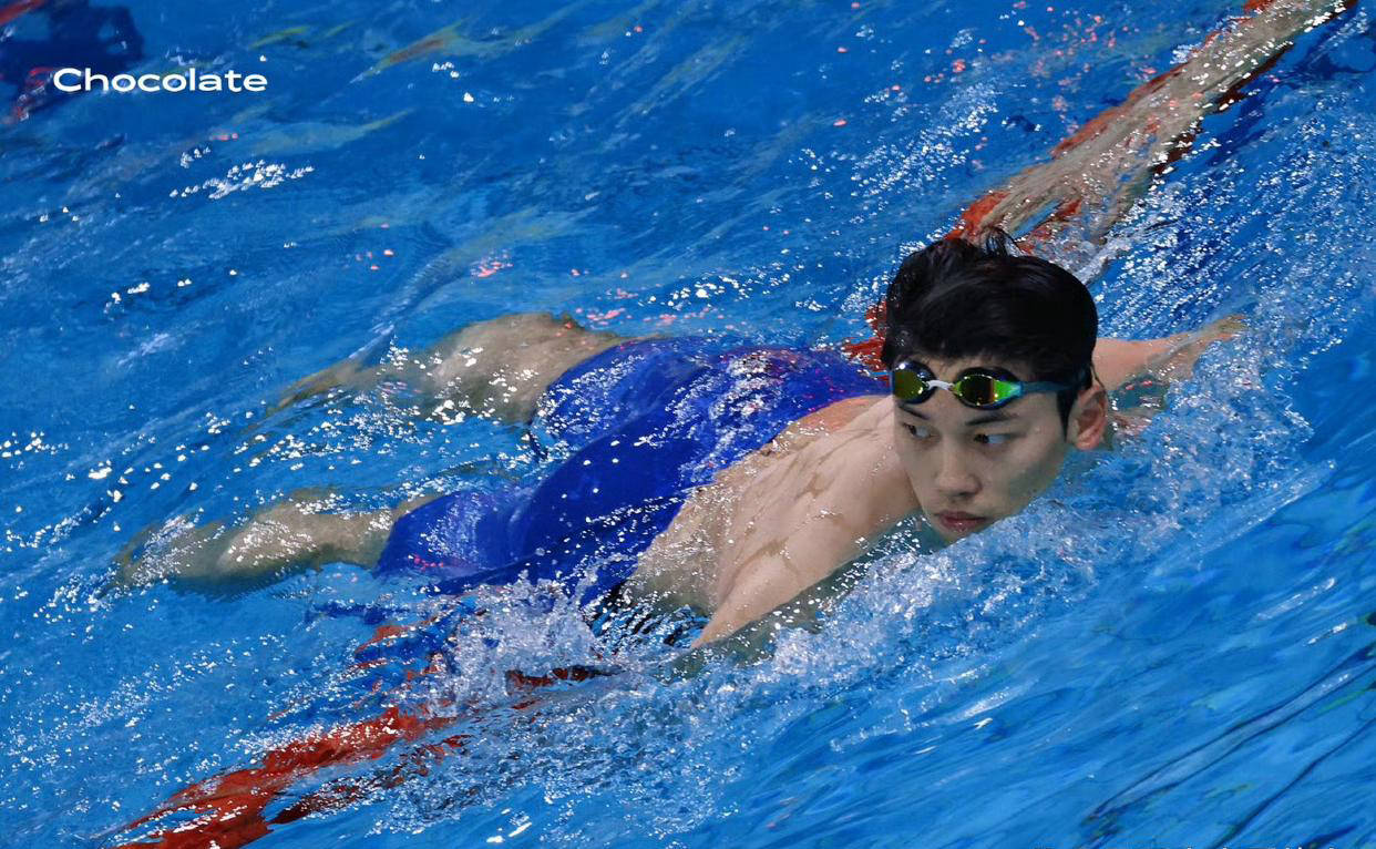 中国选手在游泳比赛中展现实力，夺得两枚金牌