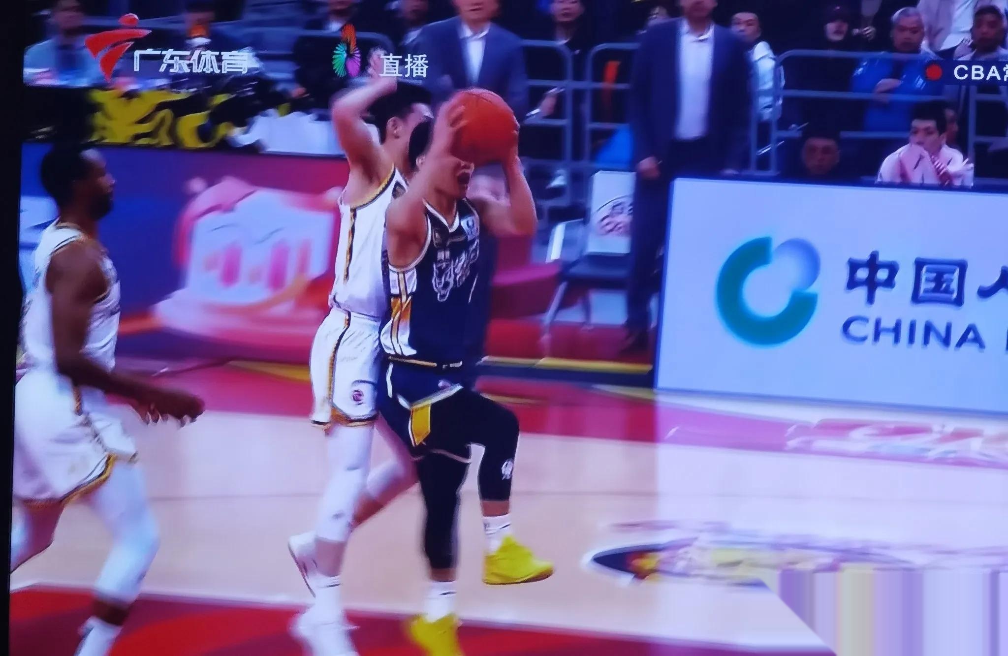 广东队在比赛中展现出色的团队合作