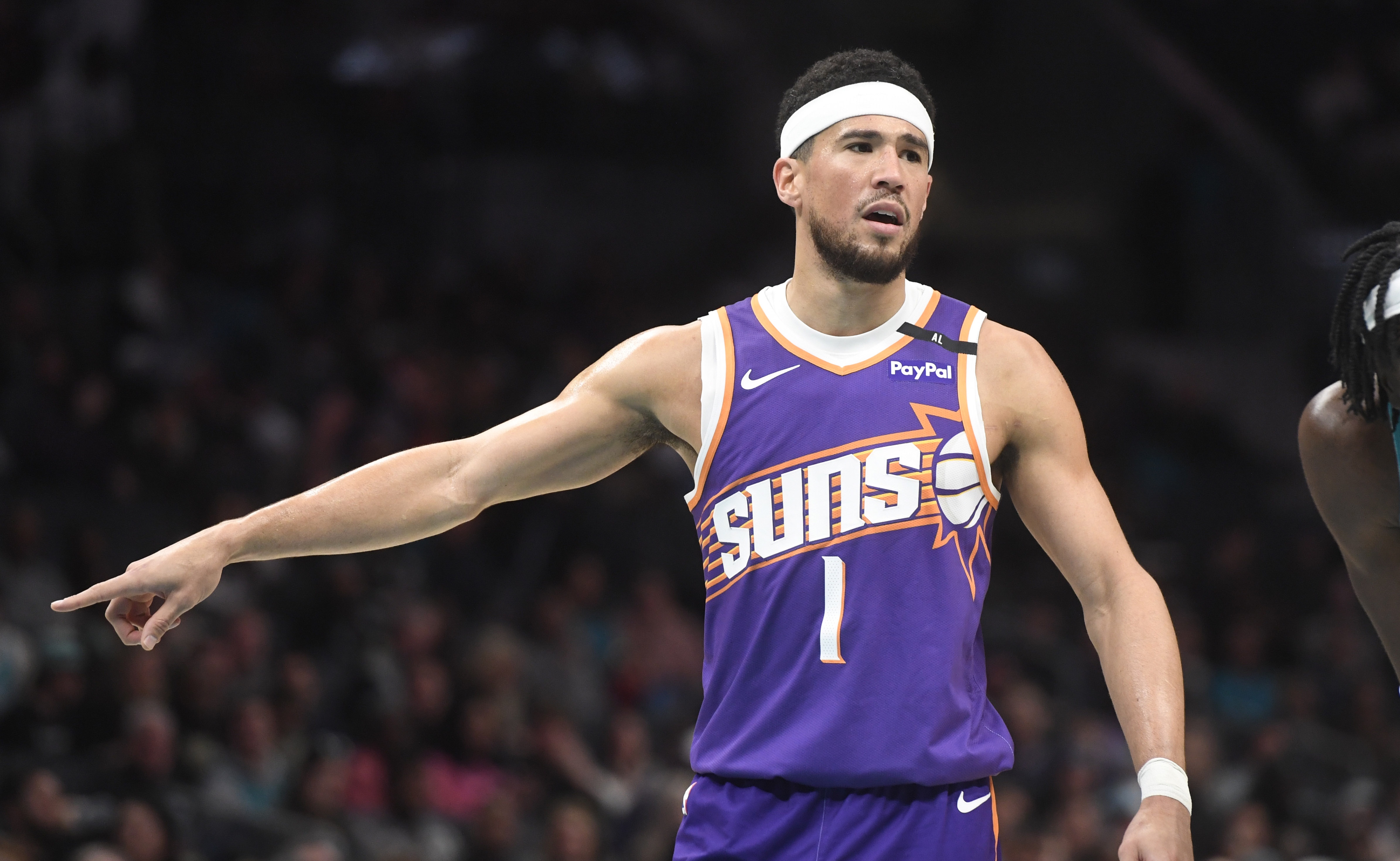 乐鱼体育官网网页版-太阳胜快船，布克20投15中