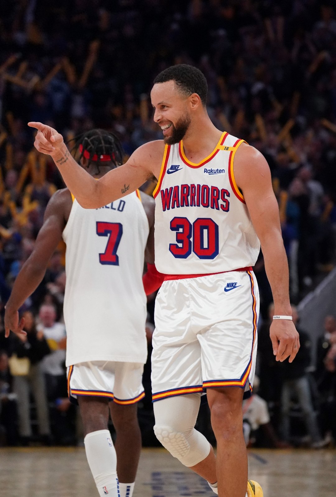 乐鱼体育在线娱乐-勇士主场击败灰熊，保持不败纪录