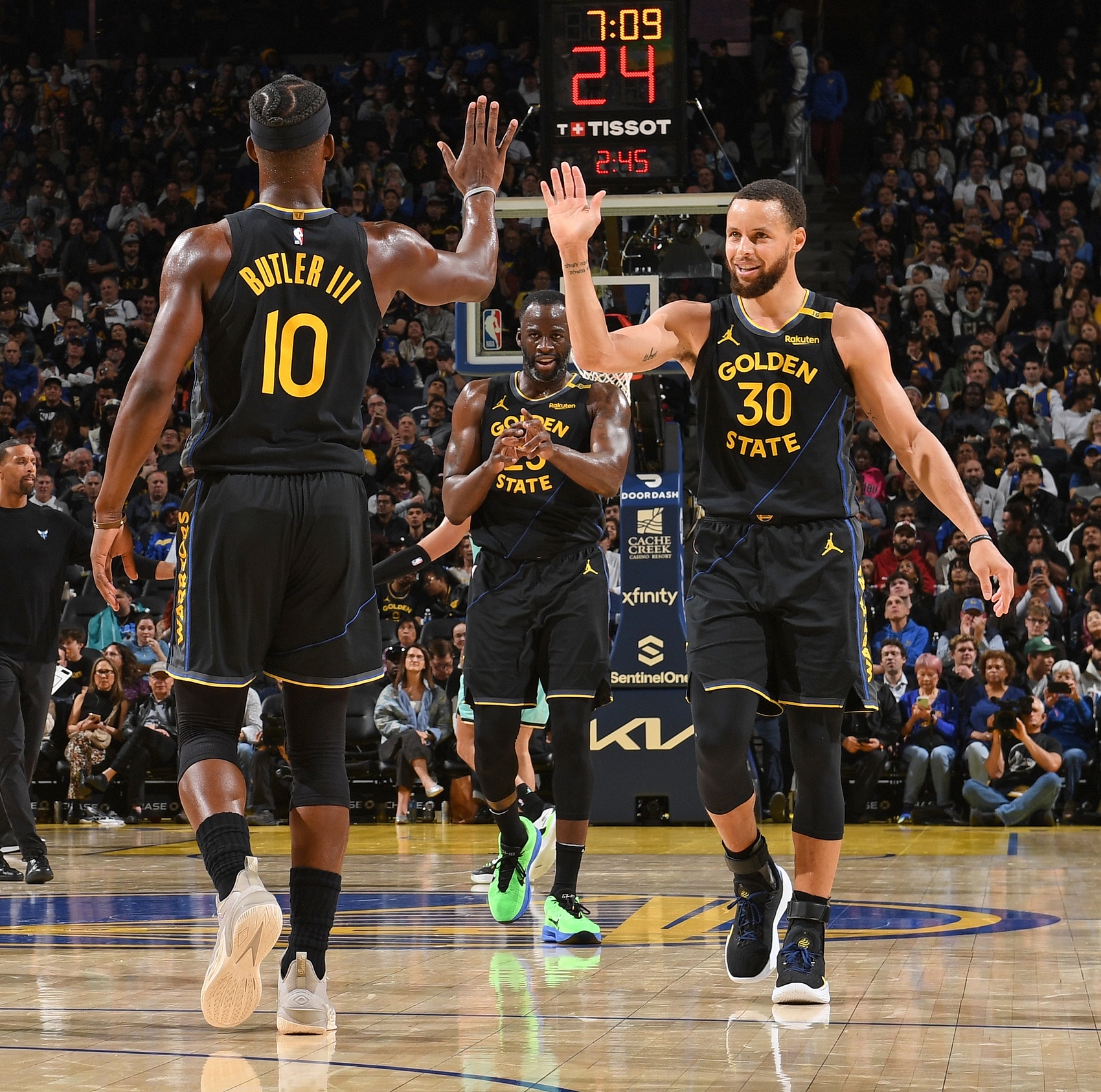 勇士主场击败灰熊，保持不败纪录