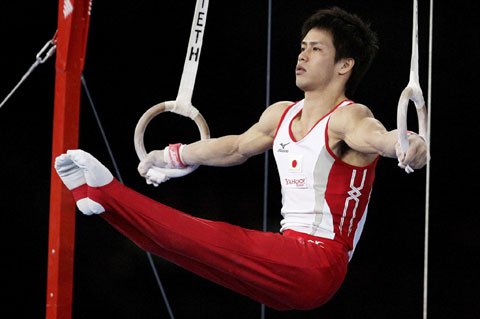 日本体操选手完美表现，登顶领奖台